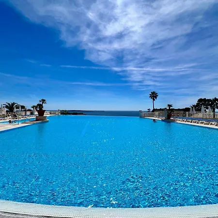 With Parking And Sea View Apartman